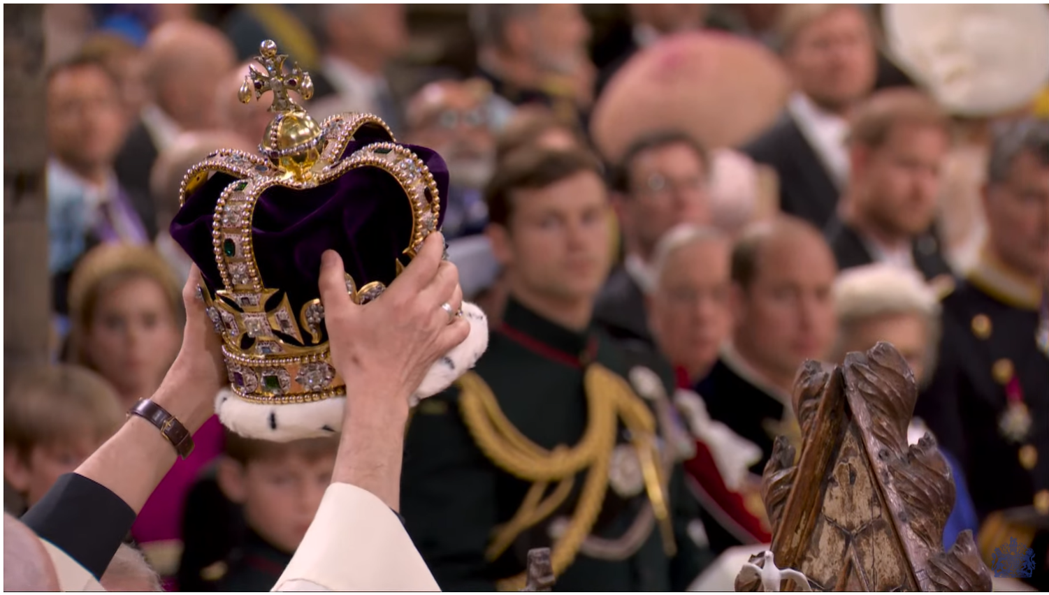 查爾斯三世一生只會戴一次，只用於加冕的聖愛德華王冠。（影片截圖）